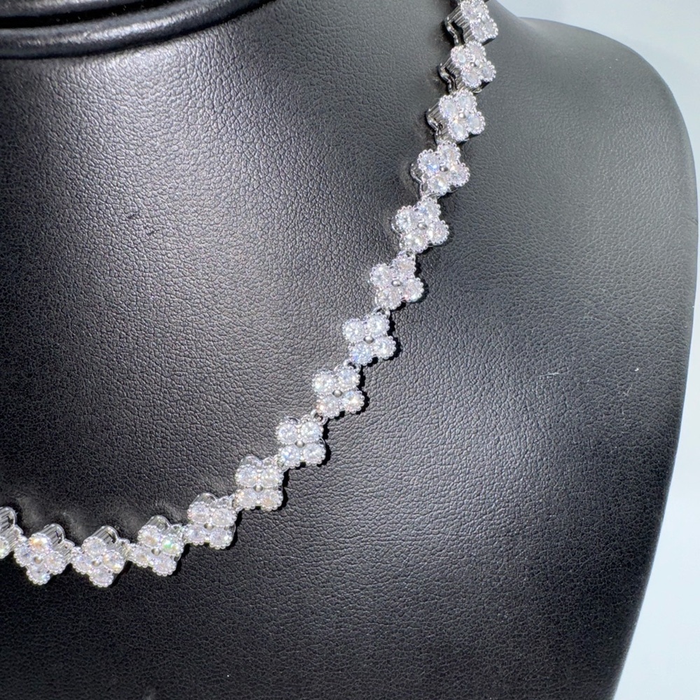 Clover Necklace - Picture 4 of 9